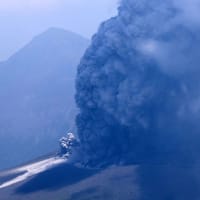 新燃岳噴火5000ｍ、火口縁割れる！