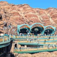 VULCANIA【ヴォルケイニア】＠東京ディズニーシー　「黒胡麻とトマトとパルザメンチーズの担担麺」も夢のような一杯でした！