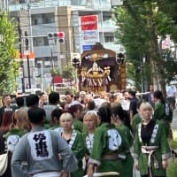 「お神輿、囃子連の山車の巡行　秋まつり」