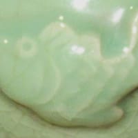 最近の展示室２階の展示作品と「リメイク　七官青磁　魚文図耳付花入」
