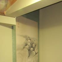 最近の展示室２階の展示作品と「リメイク　七官青磁　魚文図耳付花入」