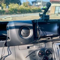 現場車のナビにフィルムアンテナ取り付け