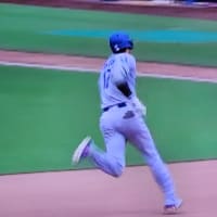速報・大谷、8試合連続ヒットの5本目の三塁打‼️ドジャース5ー2でパドレスを下し2勝1敗勝ち越し