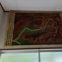 早朝、しんちゃんが卒業した山間の旧小学校・・・今は地区会館の掃除作業・・・まだ二宮金次郎像も健在です。