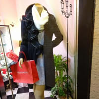 クリスマスコーデ①イタリア製RINASCIMENTO COAT/黒のコートとフランス製ドレス＆リナシメントのファーのスヌード