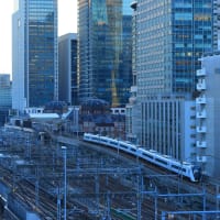 東京駅と「あずさ」