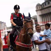 イスタンブルの騎馬警官が観光客の人気を集めている