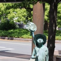 駅前の広場は、　新緑～緑の木々に覆われていました！