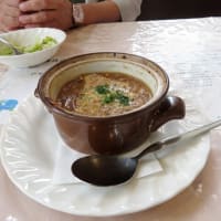 両国の「町の洋食屋さん　クインベル」を訪ねて　キッチンのオーナーシエフと若者に　自然体で出す技の凄さと誇りを感じた。