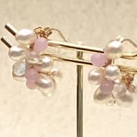優しいピンクがアクセントの真珠クラスターイヤリング