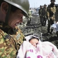福島、瓦礫の町中で赤ちゃん抱き自衛官の笑顔　震災　ツイッター　自衛隊　東日本大震災　東北関東大震災