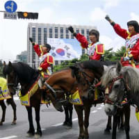 韓国側の動向（8/14）：「竹島」問題…“騎馬武者”が抗議