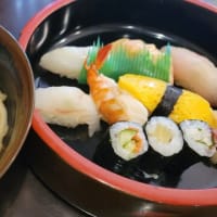 暑くても熱々のうどんを汗をだしながら食べるの方が元気が出る～～