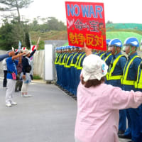 辺野古新工事用ゲート前で資材搬入に抗議