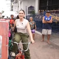 トライショーを運転するイヴァナ・アラウイ