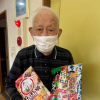 お菓子を持ってハイチーズ！