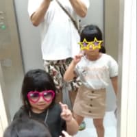 👩🏻👧🏻🛗🛍