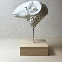 レリーフ立体の「羊」を製作中