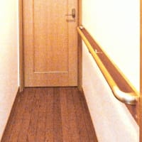 二階のトイレと書斎のドアまで、廊下に手摺りを付けてもらいました