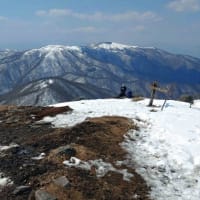 三峰山　春霞の中の雪山歩き