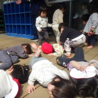 しろ　1歳児　戸外遊び