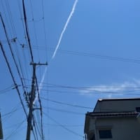 青空に白い飛行機雲