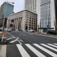 下もえをうらからのぞく土橋かな　