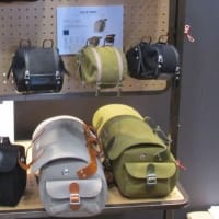RRAに「犬印鞄製作所」のサドルバッグ？ - いざ山へ！ボルボで
