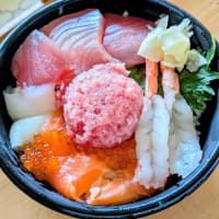 食べ切れない海鮮丼