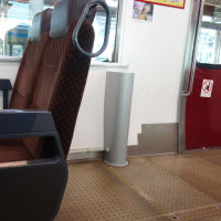 門司港へJRで向かう普通列車の風景