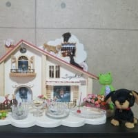 次世代に引き継がれる、お家の形をした写真立てをお届けしました