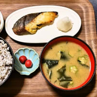 家で朝ごはん（五穀ごはんに銀だらの西京漬、豆煮（やさい豆）、オクラと大根葉とわかめのみそ汁、小梅）（2025年7月9日）