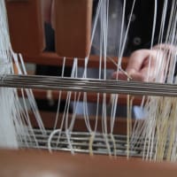 織機の準備が始まった