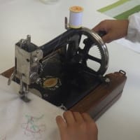 放課後子供教室、手回しミシンで刺し子布をハンカチに