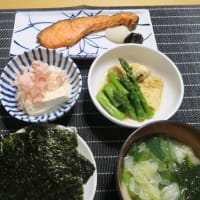 焼き魚とアスパラと油揚げの煮物と味噌汁、炊屋食堂の田舎定食・・・庶民の味。