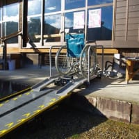 階段設置と車椅子用リフト導入