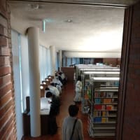 多摩市図書館は柔らかな光に包まれていました