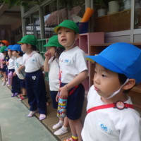 土曜保育　異年齢児　体育館活動