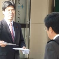 JR稲毛駅にて駅頭活動後、パリへ出発