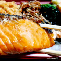 油屋町「 折衷 笹ゆり 」▪マスノスケ（キングサーモン）の炭火焼きの豪華な海苔鮭弁当