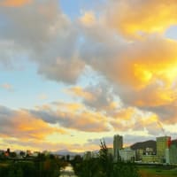 川の上の雲 彩り良く