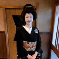 芸者さん、舞妓さんとお茶菓子の写真