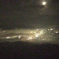 満月と夜の霧の海