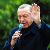 トルコ大統領選、エルドアン氏が勝利宣言　経済低迷・強権批判を退け