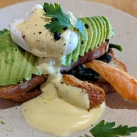 「LATTE GRAPHIC (ラテグラフィック) "モーニングメニュー アボカドサーモンベネディクト" 」自由が丘店(自由が丘駅南口)」