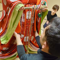 広島の「十二単講座」…受講生が受講生が、衣紋者として着付け特訓 ❣