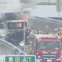 ２８日　東名高速でトラックの荷台に積まれたガスボンベ落下　火災引き起こし3人死傷させた疑いで29歳男を逮捕