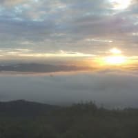 曇り空の下、豪快なな霧の海