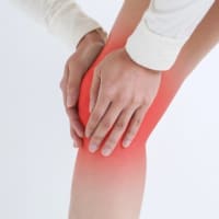 膝の痛みの原因は女性ホルモンだった・・・