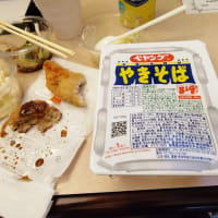 |M3402|立川駅北口の伊勢丹東側ピタゴラス通り『7-11』でホテル飯の買出しです。セブンの惣菜を楽しんで、ペヤングソースやきそばで締めれば大満足・大満腹！